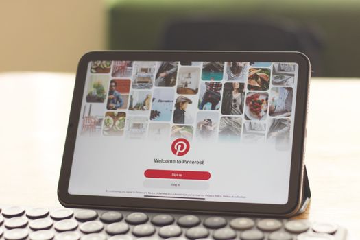 Skyrocket Your Personal Website: Innovative Email Tactics for Audience Growth